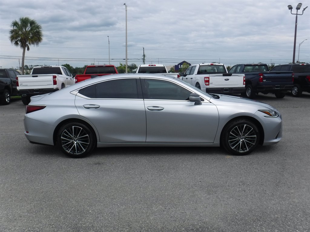 2022 Lexus ES - $34,995