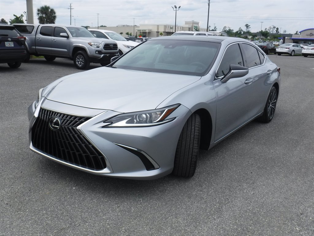 2022 Lexus ES - $34,995