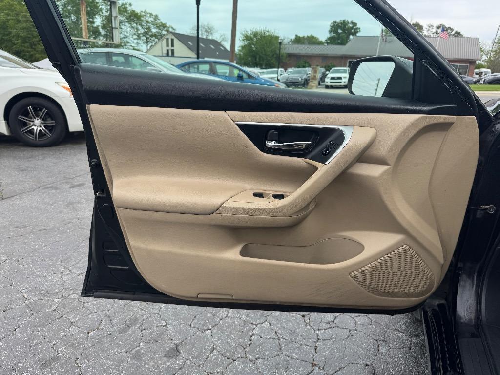 2016 Nissan Altima - $9,500