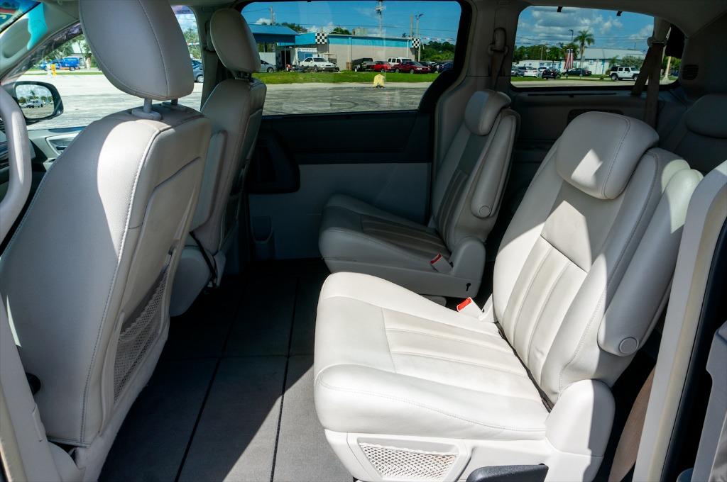 2010 CHRYSLER Town and Country Minivan - $8,995