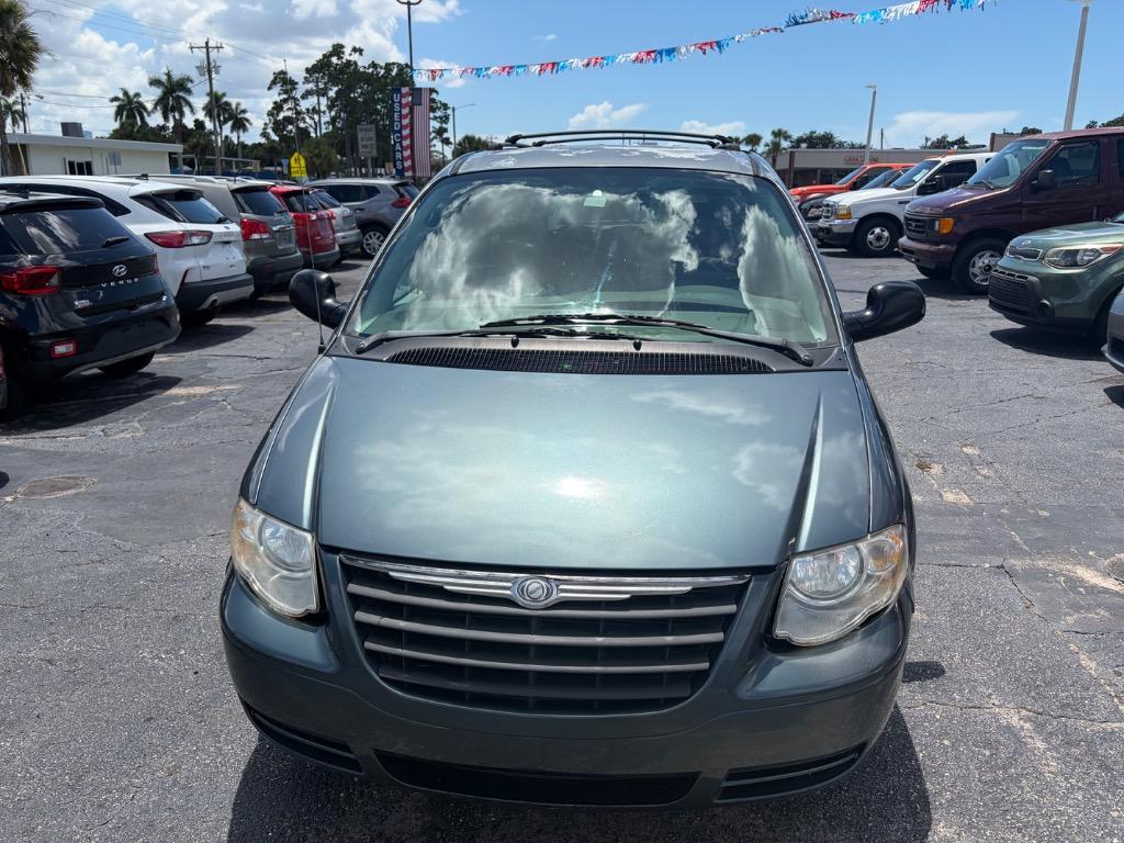 2007 Chrysler Town And Country - $2,500