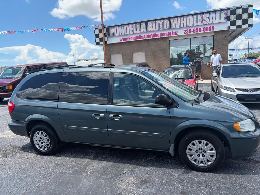 2007 Chrysler Town And Country - $2,500