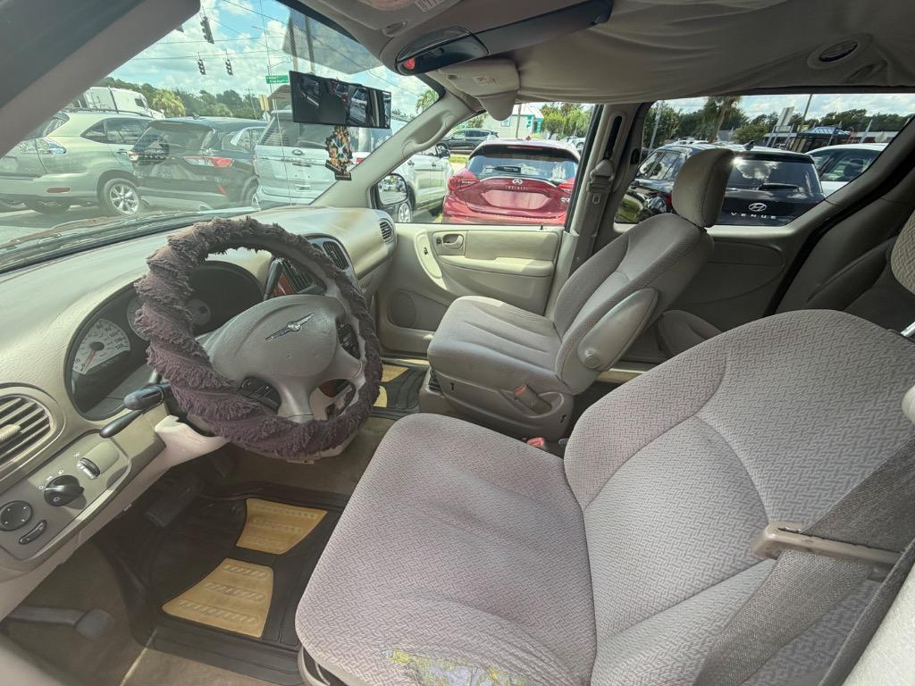 2007 Chrysler Town And Country - $2,500