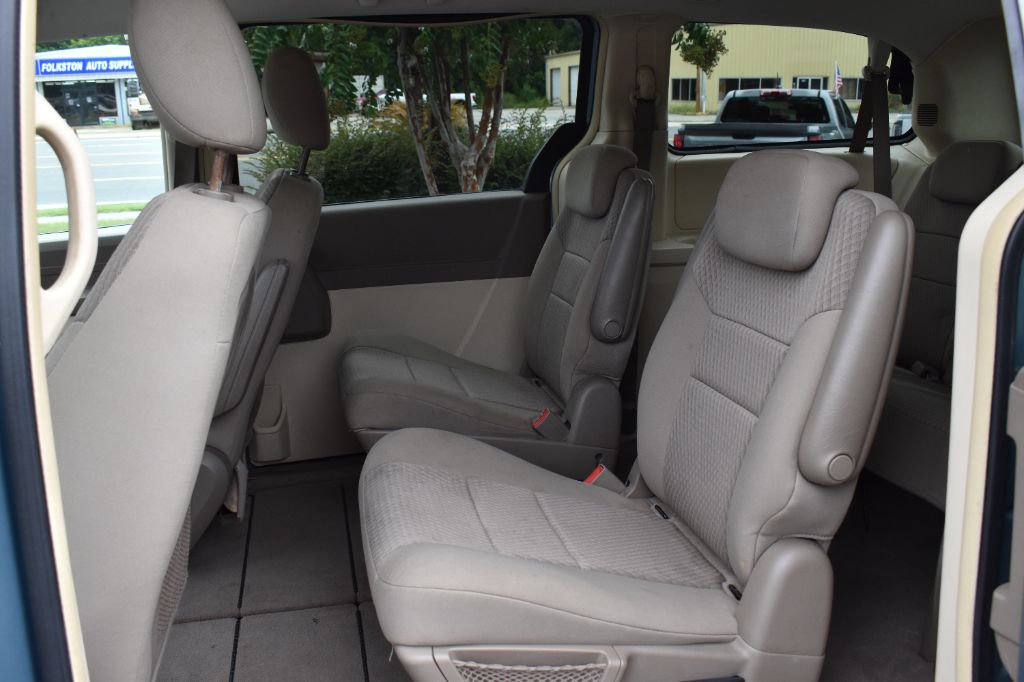 2010 Chrysler Town And Country - $7,980