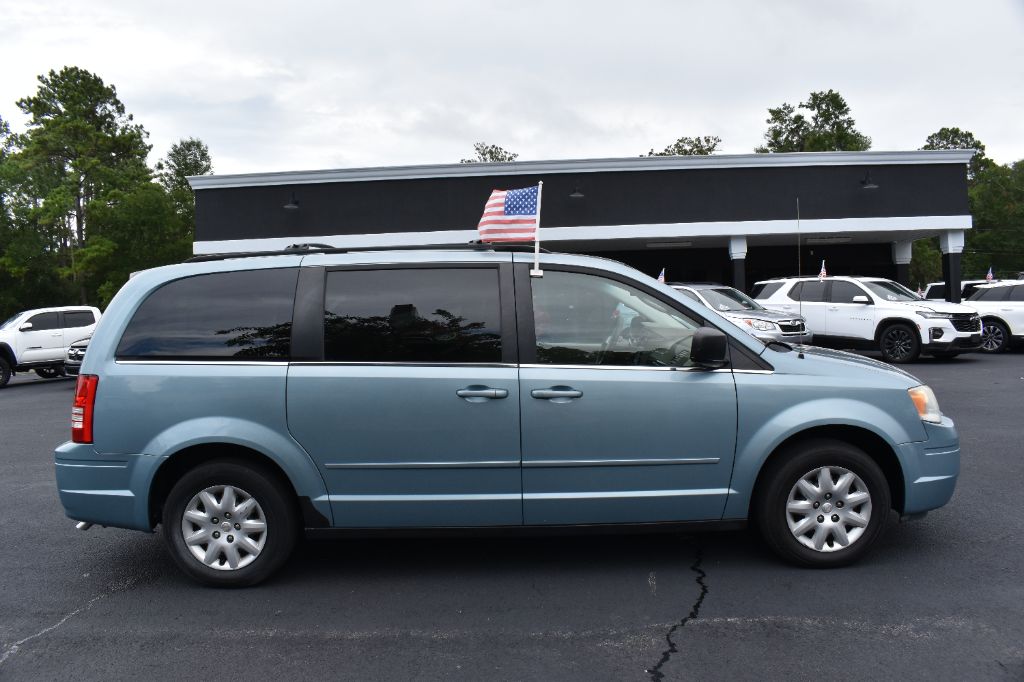 2010 Chrysler Town And Country - $7,980