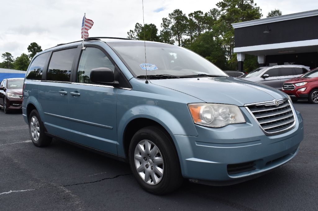 2010 Chrysler Town And Country - $7,980