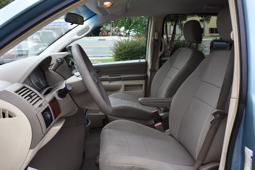 2010 Chrysler Town And Country - $7,980