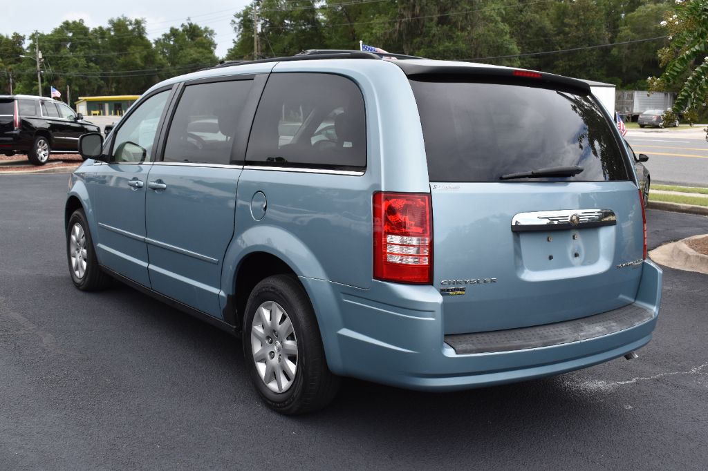2010 Chrysler Town And Country - $7,980