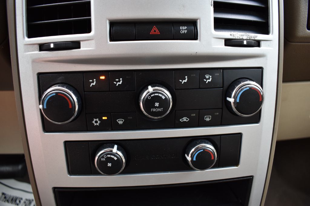 2010 Chrysler Town And Country - $7,980