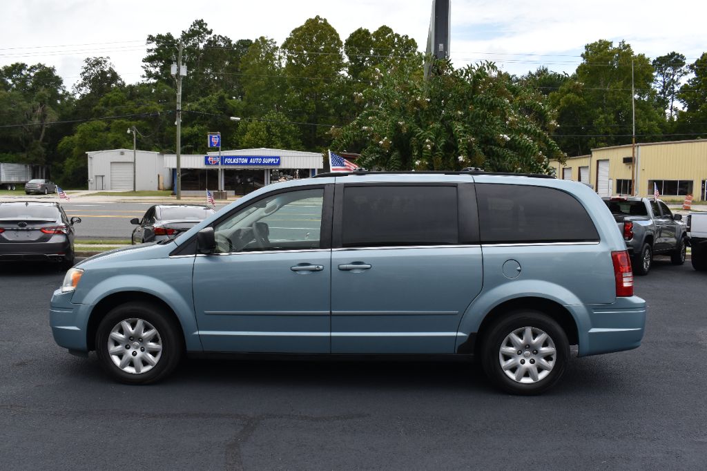 2010 Chrysler Town And Country - $7,980