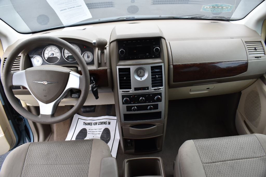 2010 Chrysler Town And Country - $7,980