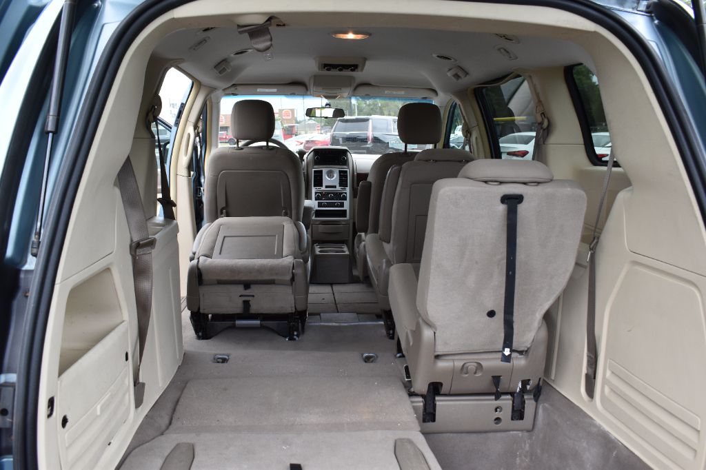 2010 Chrysler Town And Country - $7,980
