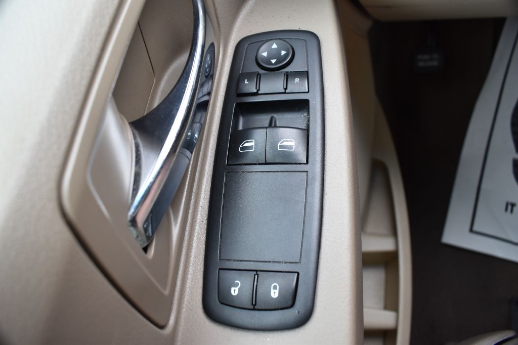 2010 Chrysler Town And Country - $7,980