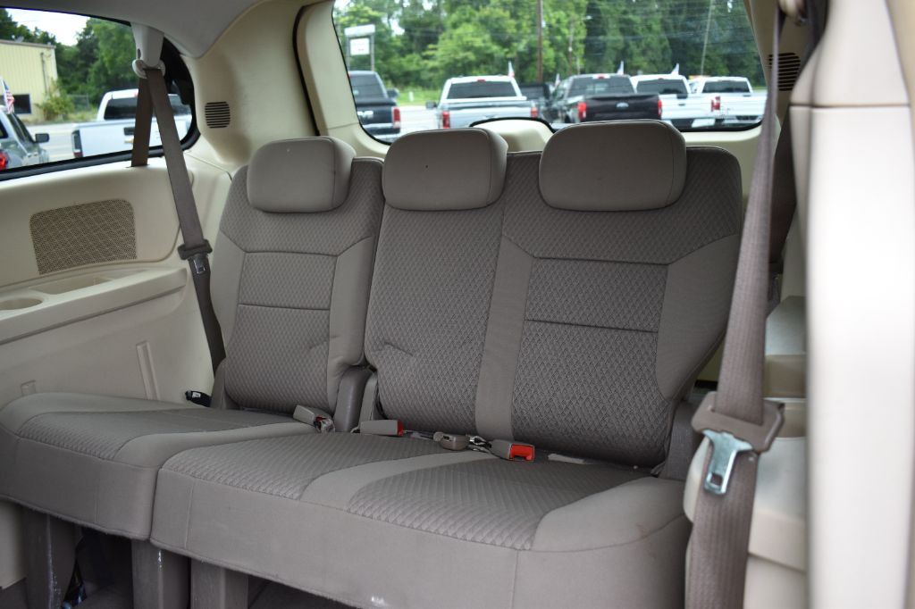 2010 Chrysler Town And Country - $7,980