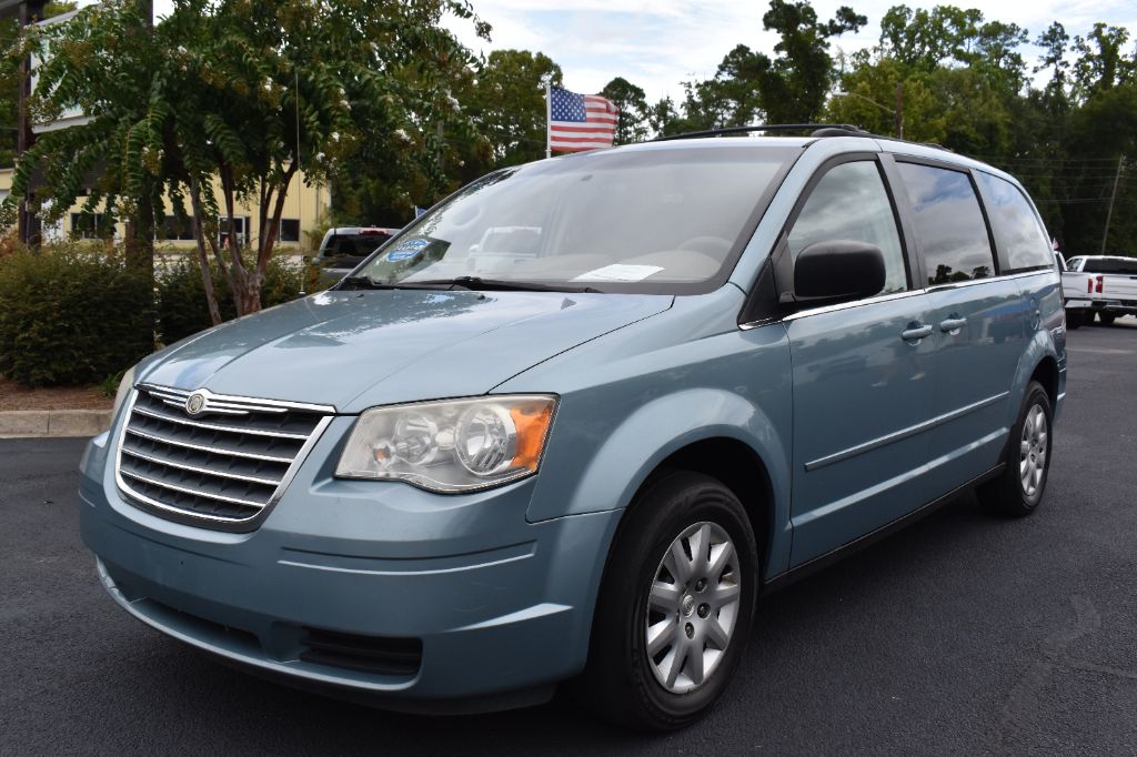 2010 Chrysler Town And Country - $7,980