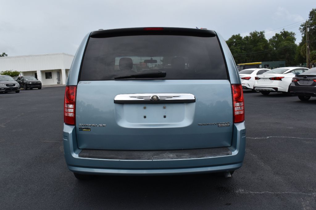 2010 Chrysler Town And Country - $7,980