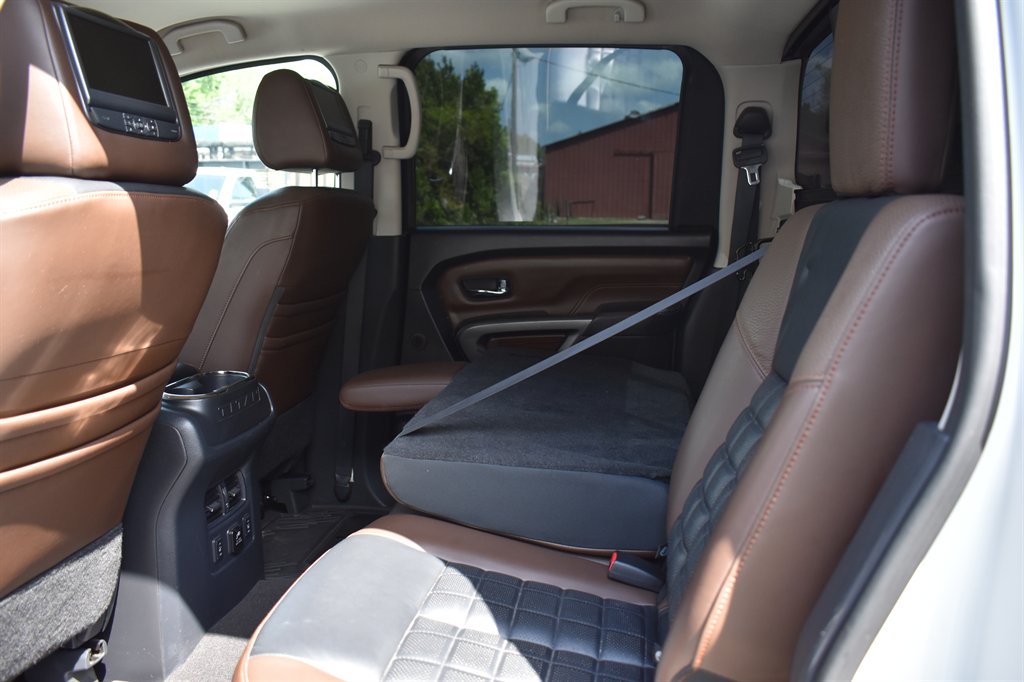 2018 Nissan Titan Platinum photo