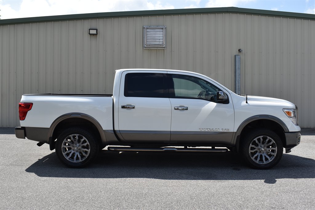 2018 Nissan Titan Platinum photo