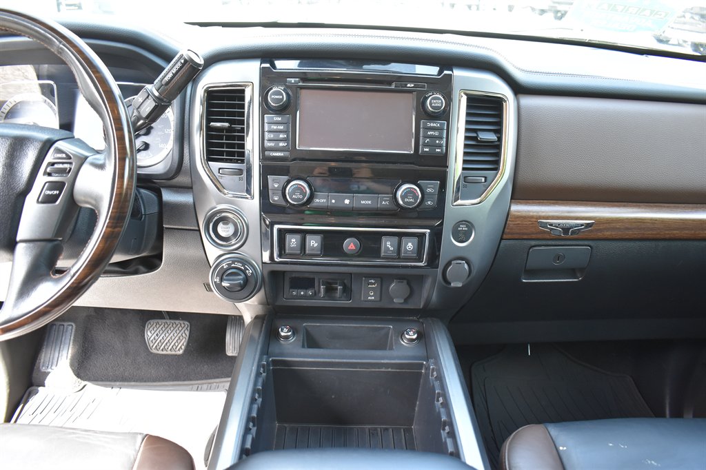2018 Nissan Titan Platinum photo