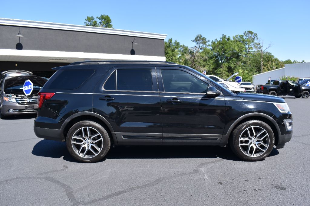 2017 Ford Explorer - $11,977