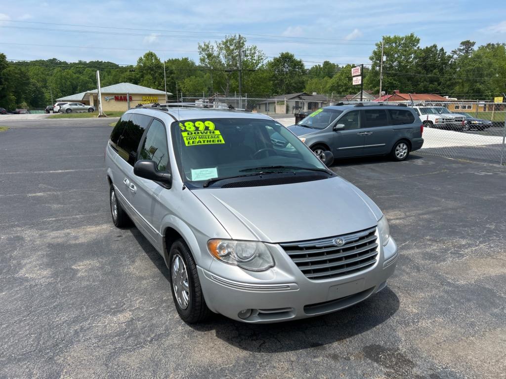 2005 Chrysler Town & Country Limited photo