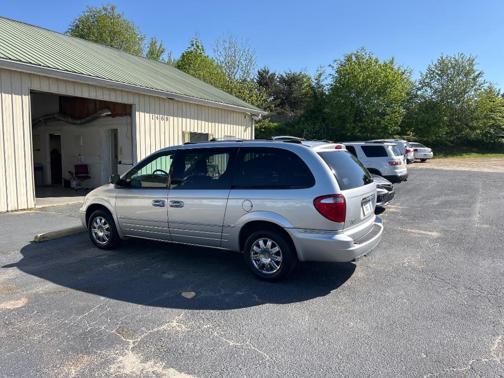 2005 Chrysler Town & Country Limited photo
