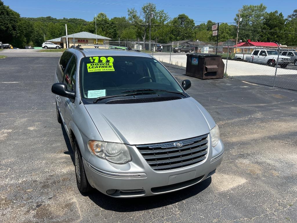 2005 Chrysler Town & Country Limited photo