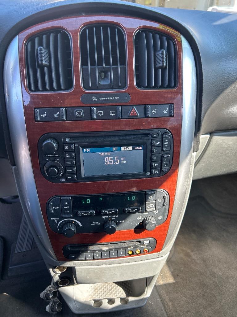 2005 Chrysler Town & Country Limited photo