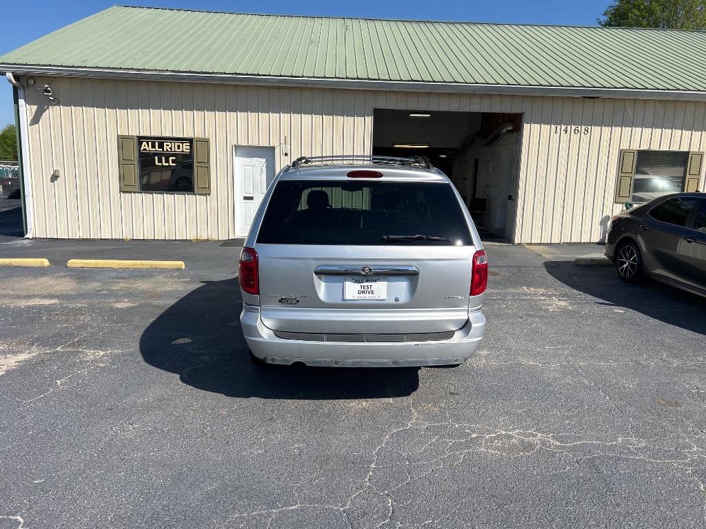 2005 Chrysler Town & Country Limited photo