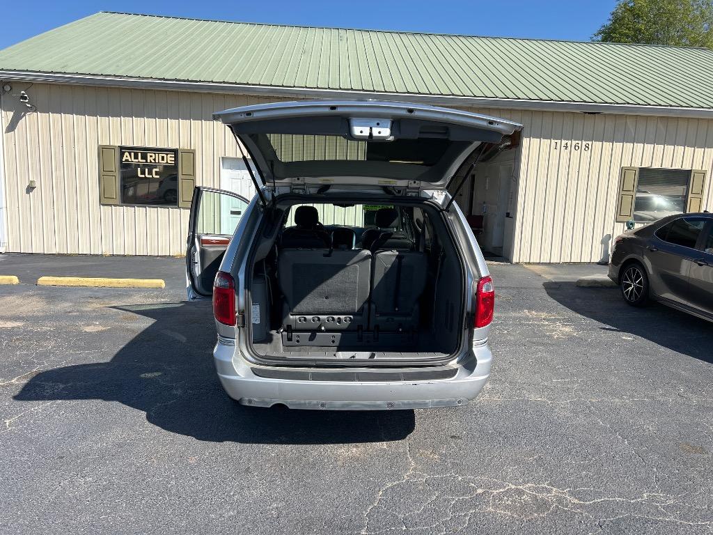 2005 Chrysler Town & Country Limited photo