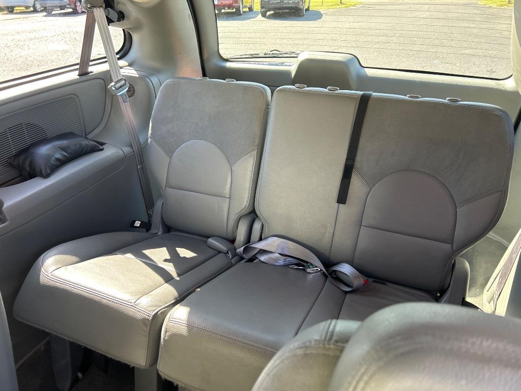 2005 Chrysler Town & Country Limited photo