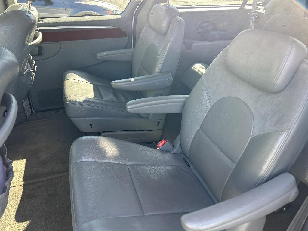 2005 Chrysler Town & Country Limited photo