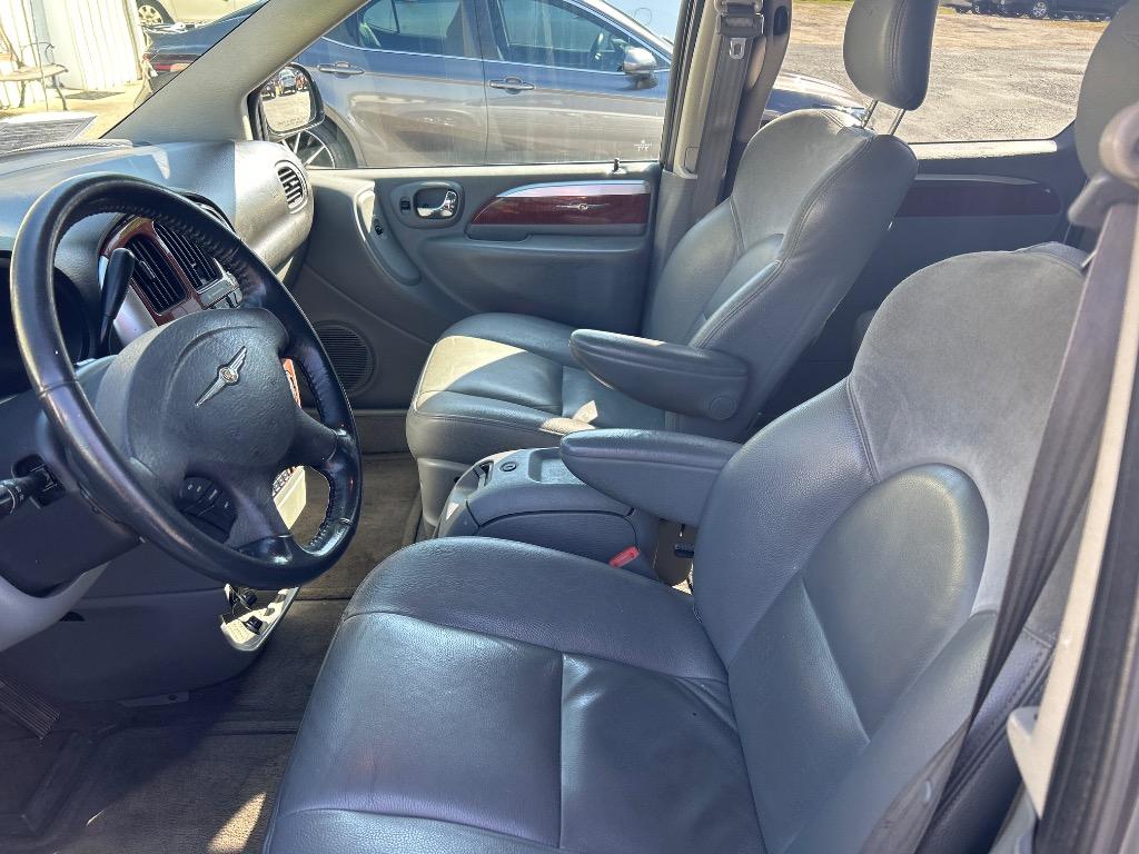 2005 Chrysler Town & Country Limited photo