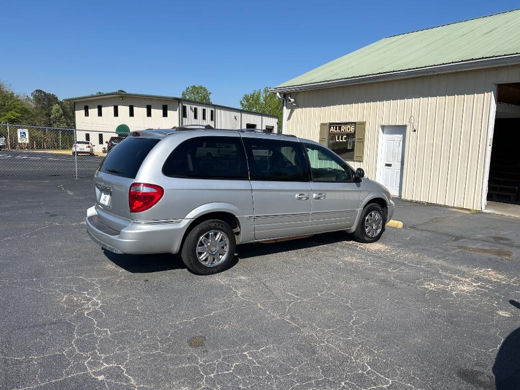 2005 Chrysler Town & Country Limited photo