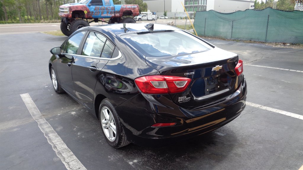2017 Chevrolet Cruze - $17,999