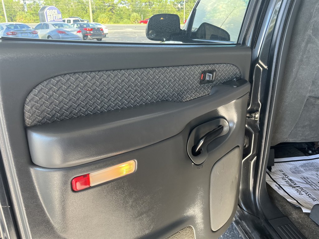 2003 Chevrolet Avalanche - $5,999
