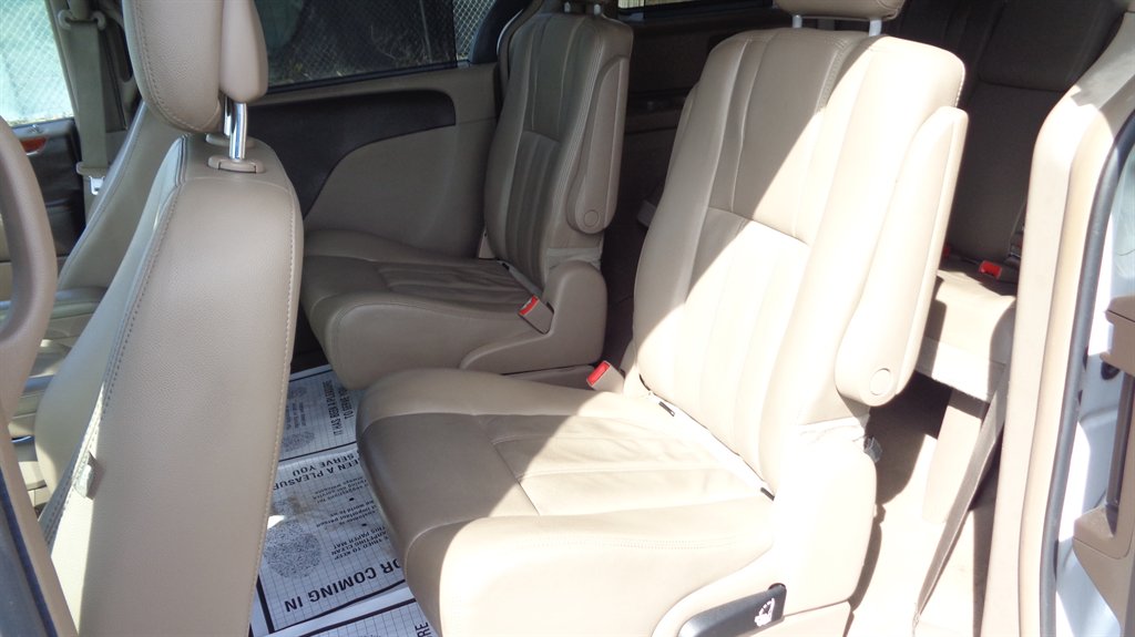 2015 Chrysler Town & Country - $14,999