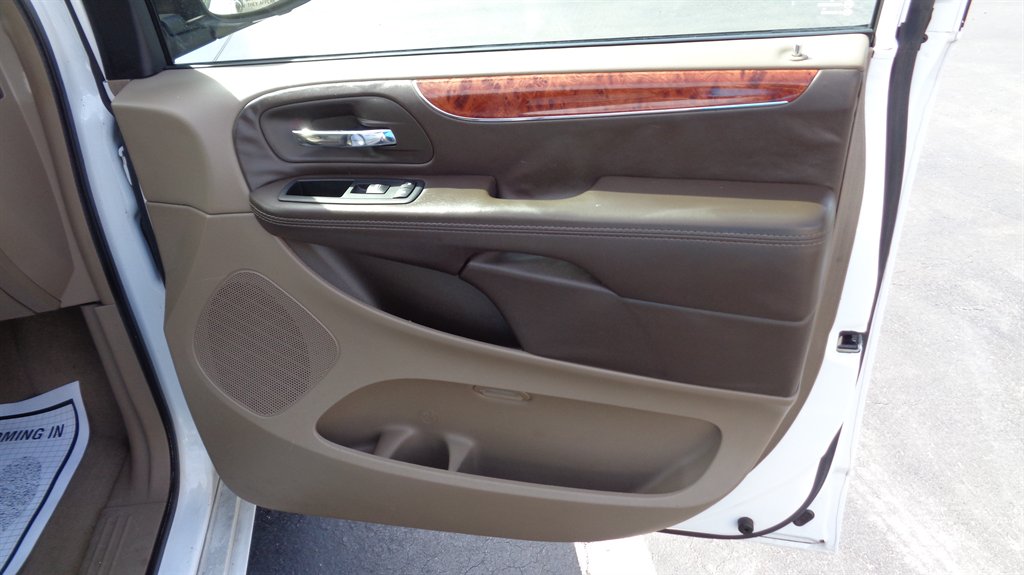 2015 Chrysler Town & Country - $14,999