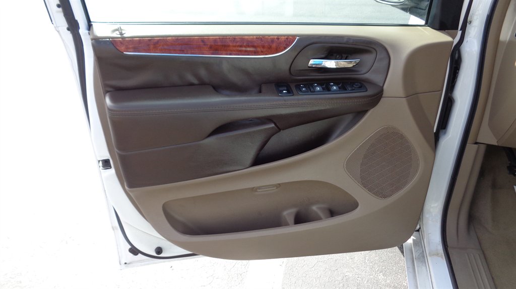 2015 Chrysler Town & Country - $14,999