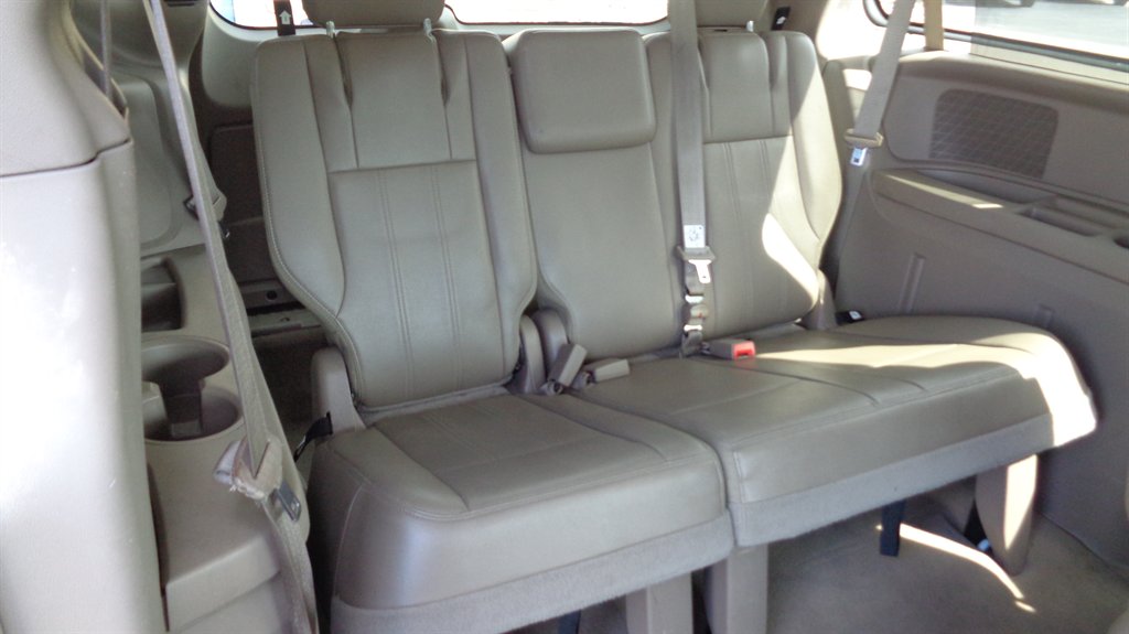 2015 Chrysler Town & Country - $14,999