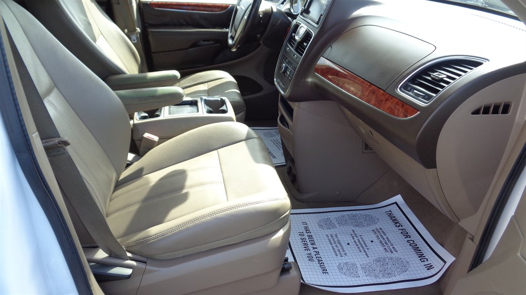 2015 Chrysler Town & Country - $14,999