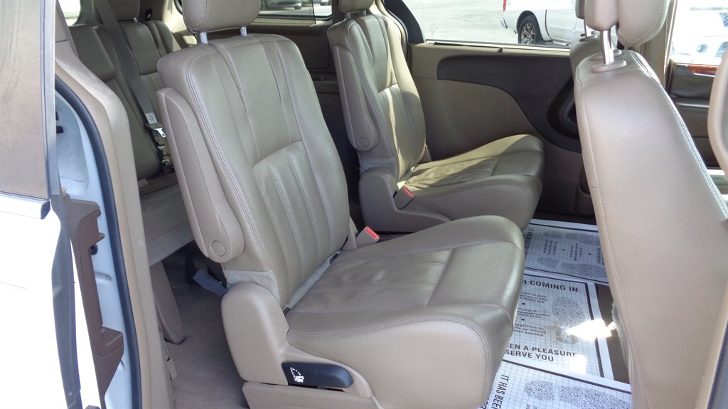 2015 Chrysler Town & Country - $14,999