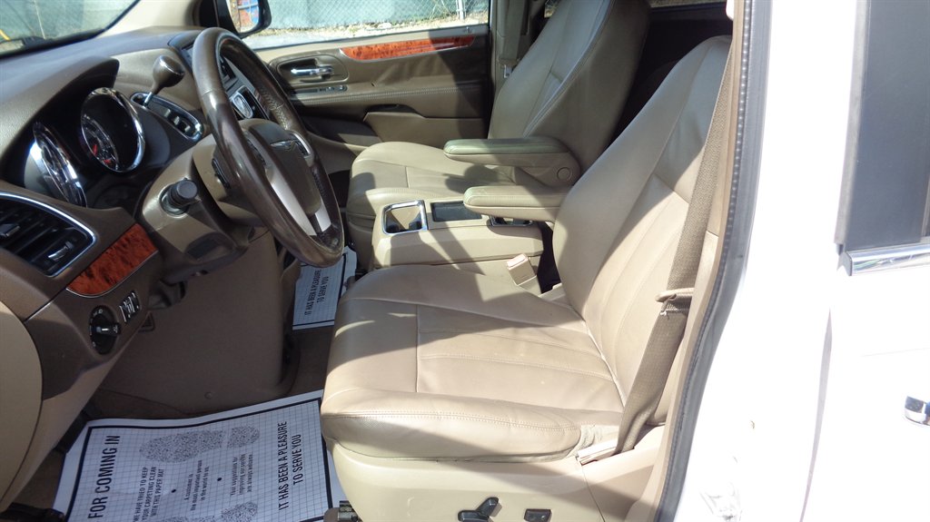 2015 Chrysler Town & Country - $14,999