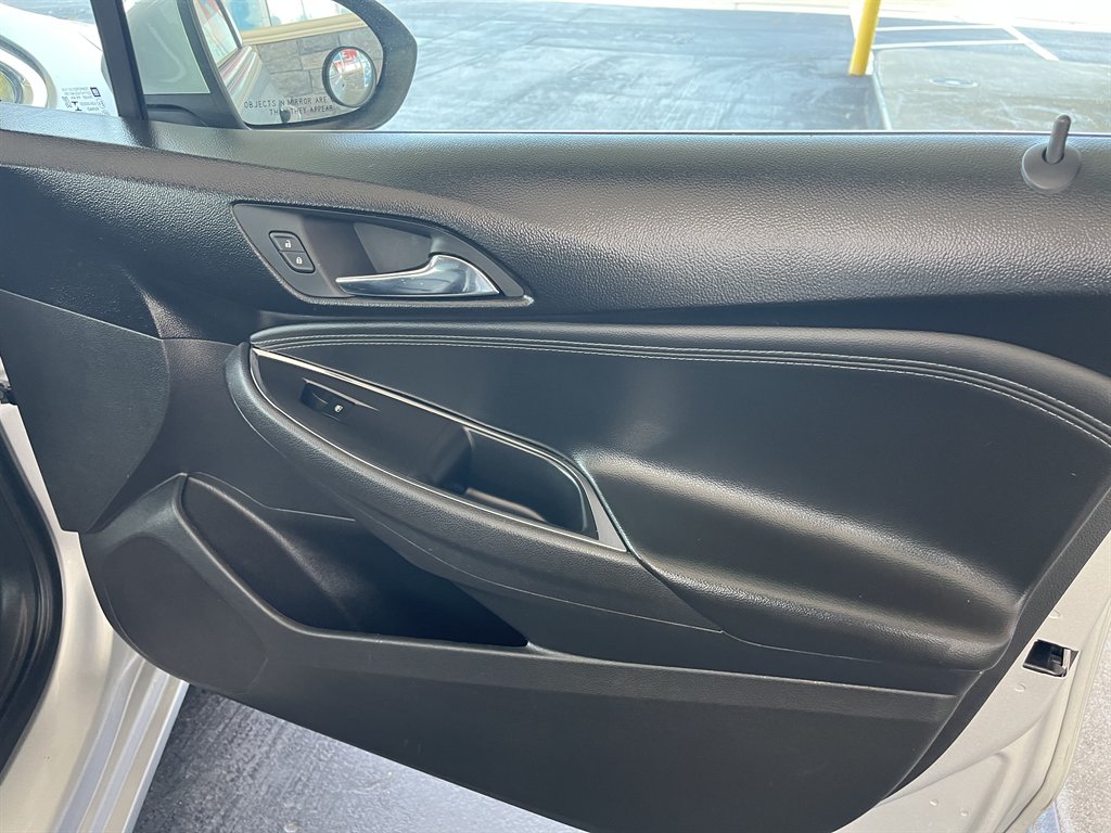 2017 Chevrolet Cruze - $17,999