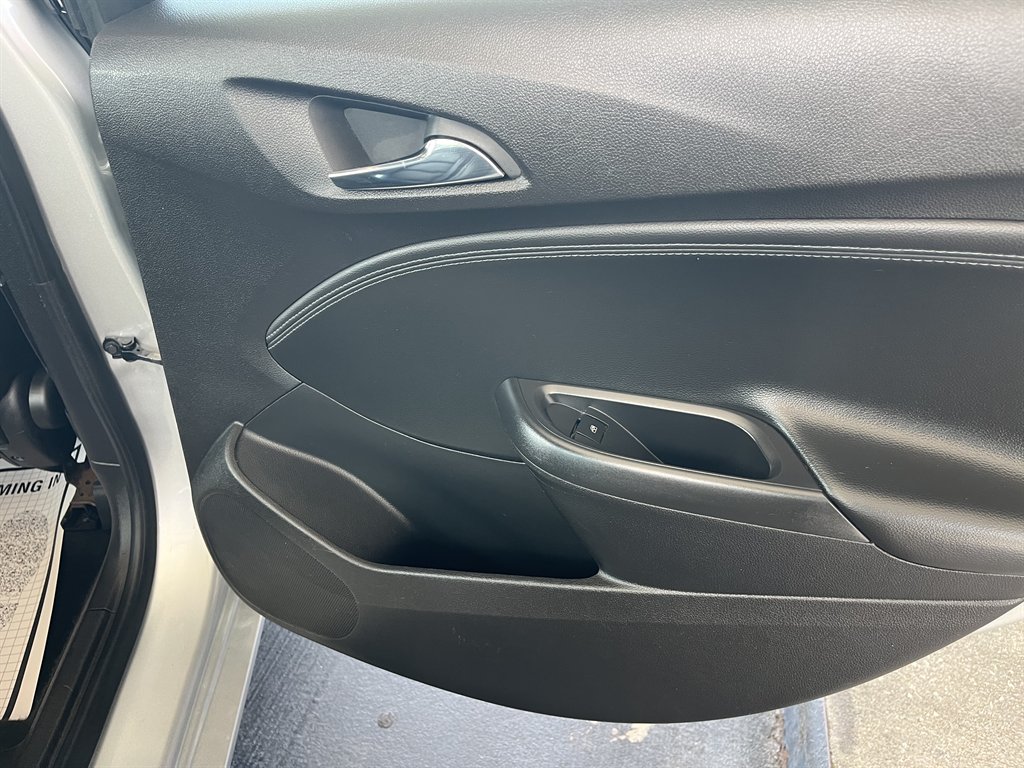 2017 Chevrolet Cruze - $17,999