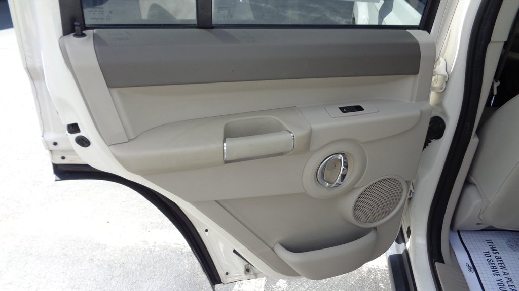 2008 Jeep Commander - $10,999