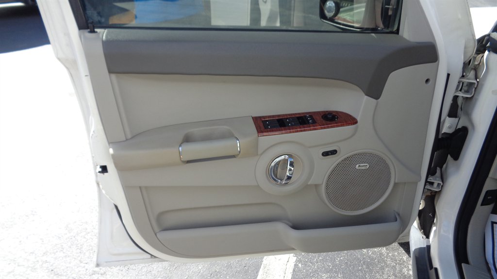 2008 Jeep Commander - $10,999