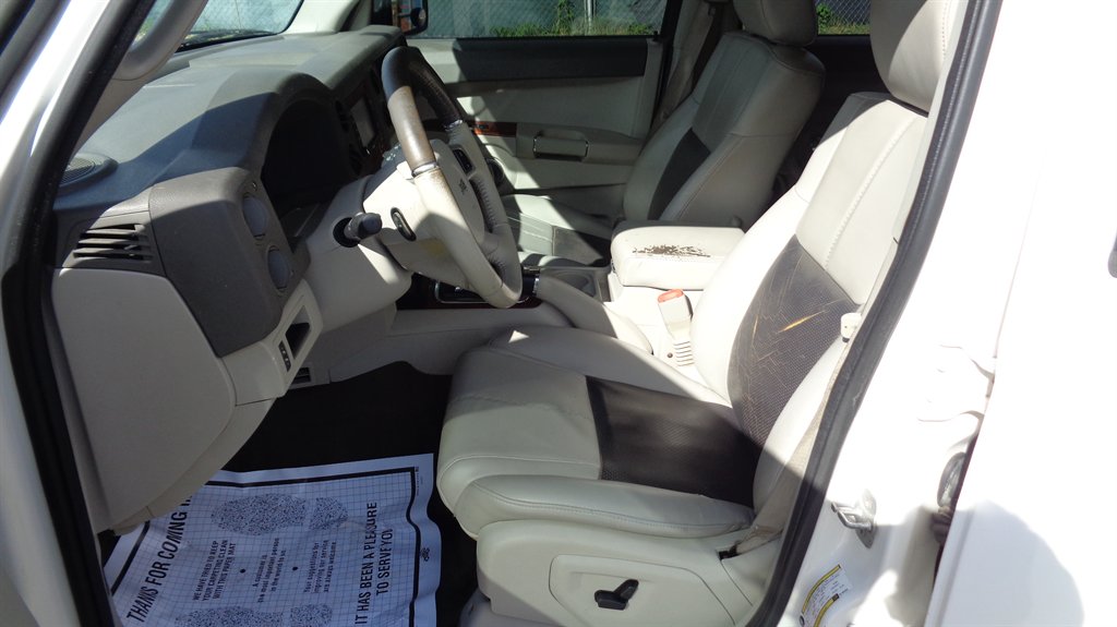 2008 Jeep Commander - $10,999