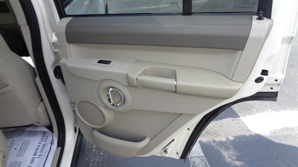 2008 Jeep Commander - $10,999