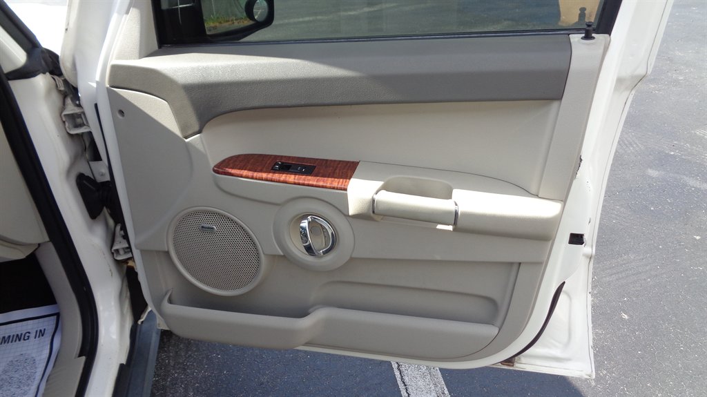 2008 Jeep Commander - $10,999